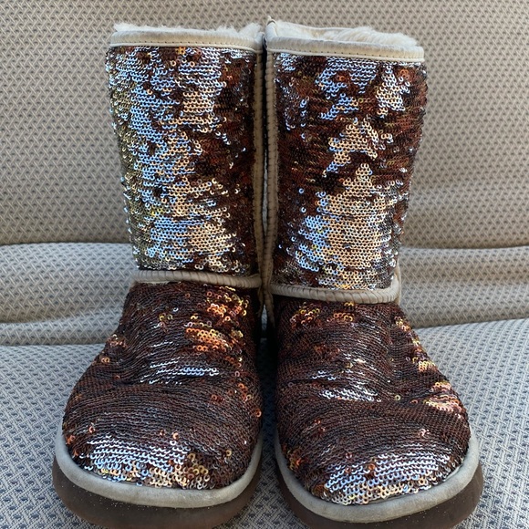 UGG AUSTRALIA CLASSIC SHORT SPARKLES BOOTIE - Picture 2 of 8